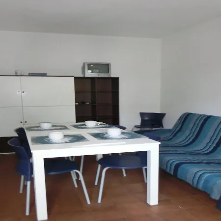 Modern Three-bedroom In With Pool Lägenhet